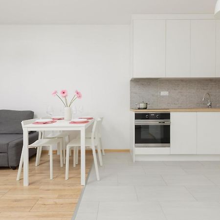 Warsaw Ulrychow Apartment With Parking By Renters Buitenkant foto