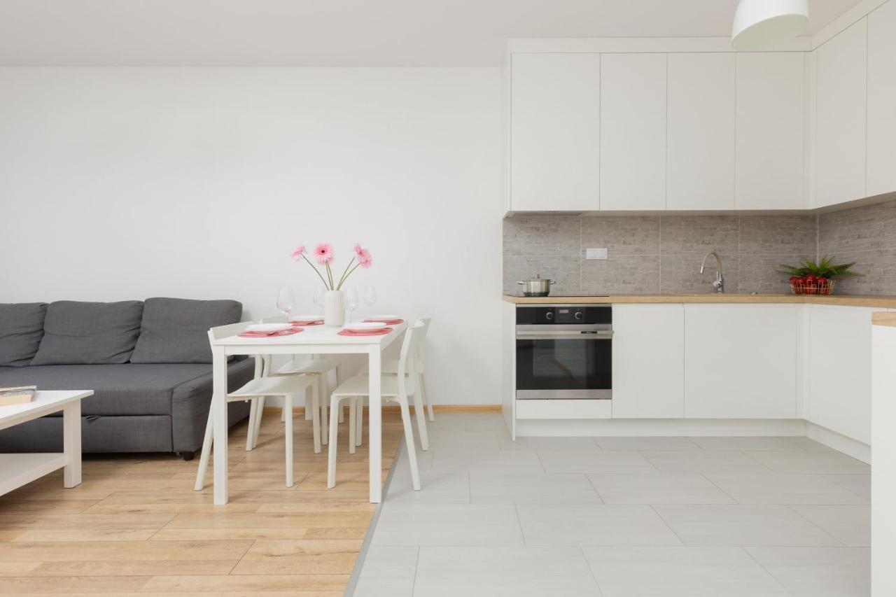 Warsaw Ulrychow Apartment With Parking By Renters Buitenkant foto